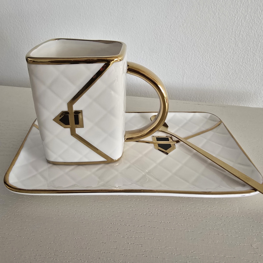 Luxurious White and Gold Tea Set - Picture 6 of 11